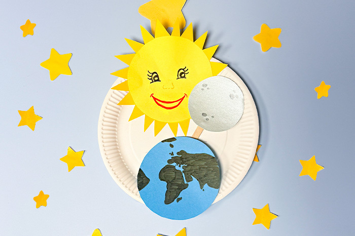 Sonne, Mond und Erde aus Papier auf Pappteller