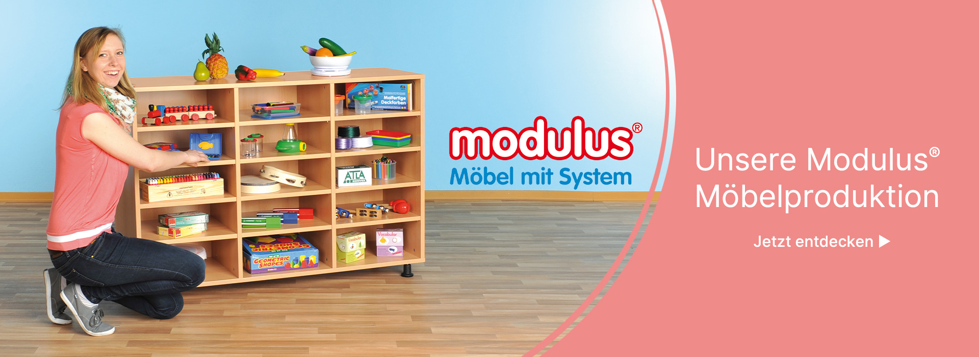 Frau hockt negen einem Modulus-Regal 