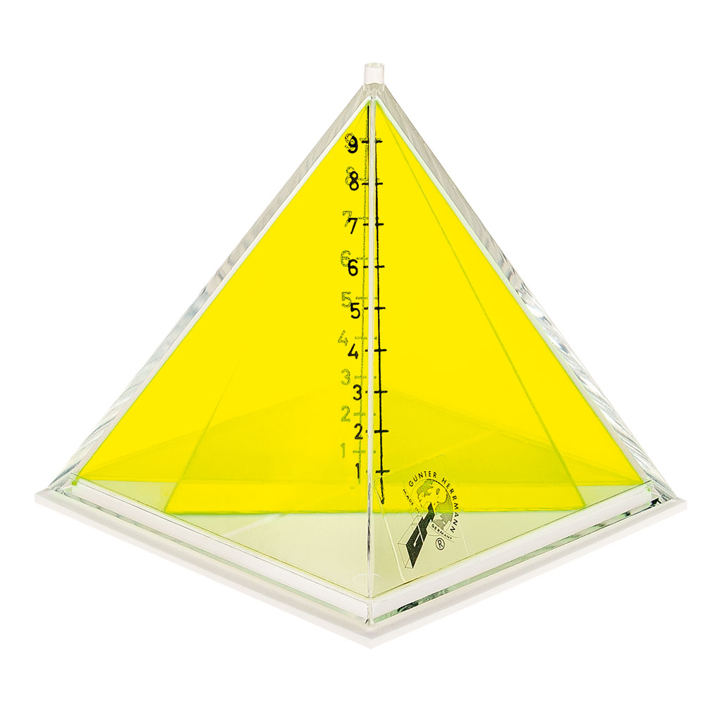 Quadratische Pyramide mit Diagonal- und Höhenwand