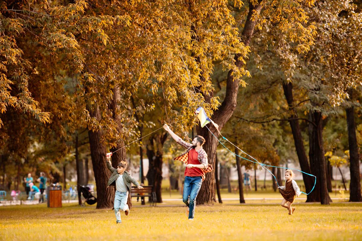 Kinder lassen im Park einen Drachen steigen