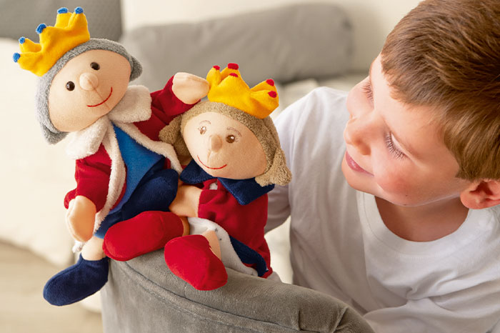 Junge mit Handpuppen