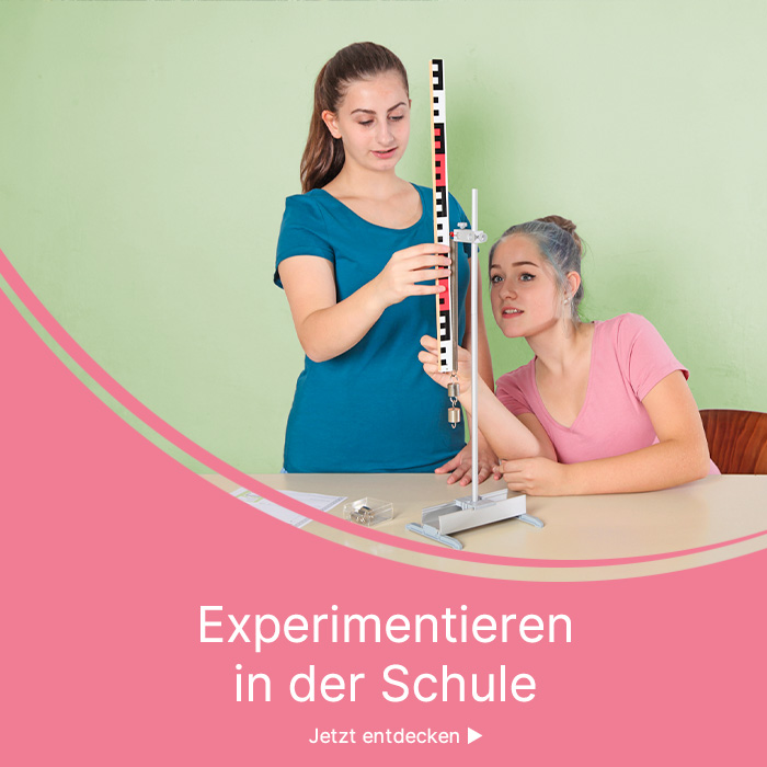 Zwei Schülerinnen experimentieren im Physikunterricht