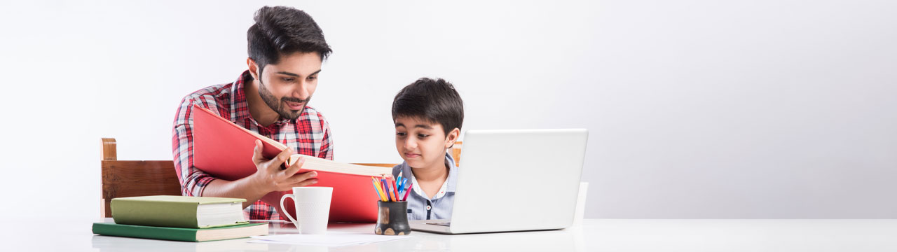 Materialien zur Nachhilfe und Homeschooling Nachhilfelehrer mit Kind