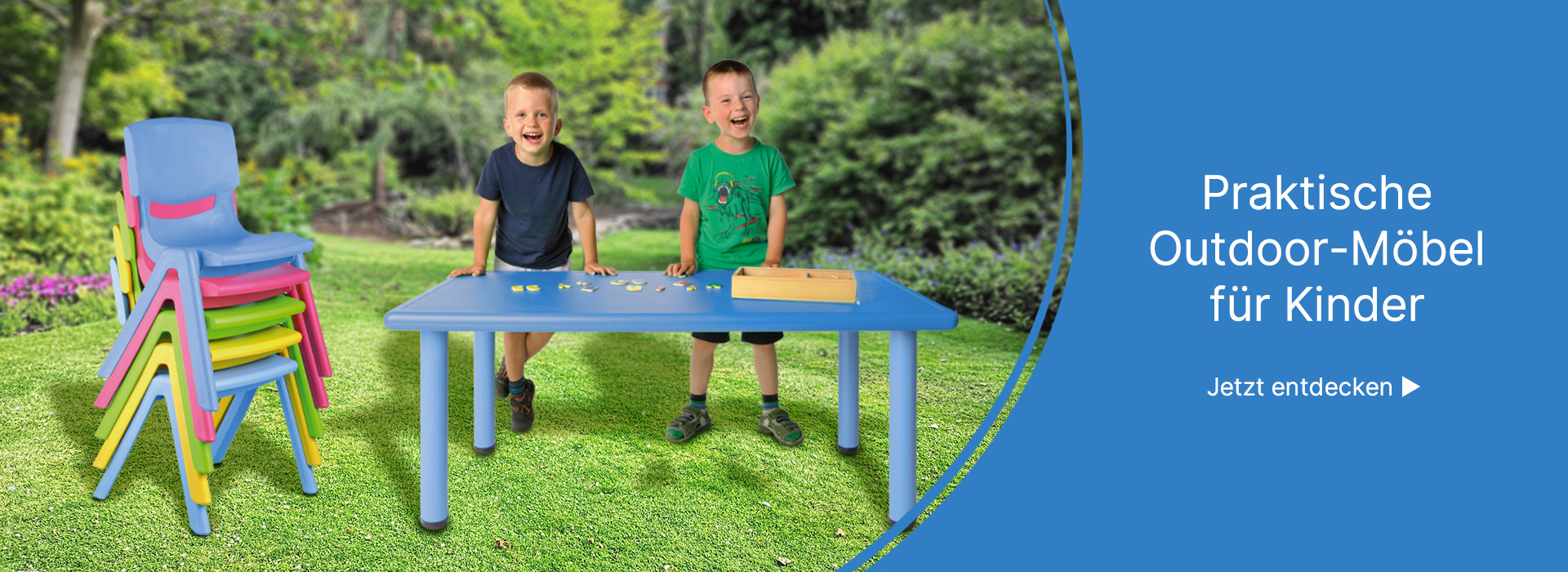 Kinder stehen im Garten mit tollen Outdoor-Möbeln