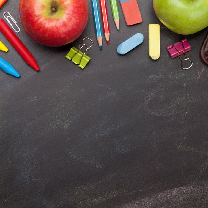 Stifte Apfel Schulmaterial auf Tafel