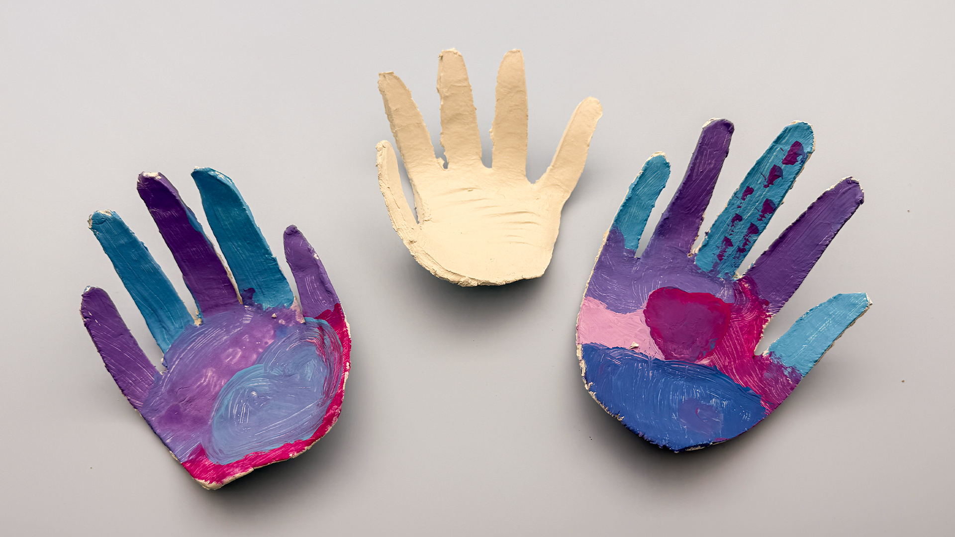 Handabdruck von Kindern als Schale und bunt angemalt