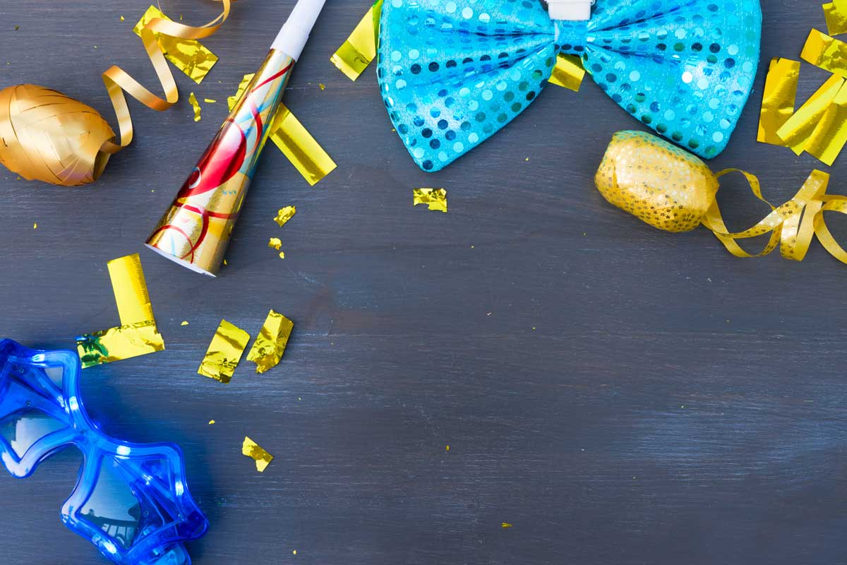Troete, glitzernde Fliege und Partybrille auf Zisch mit Konfetti und Schleifenband