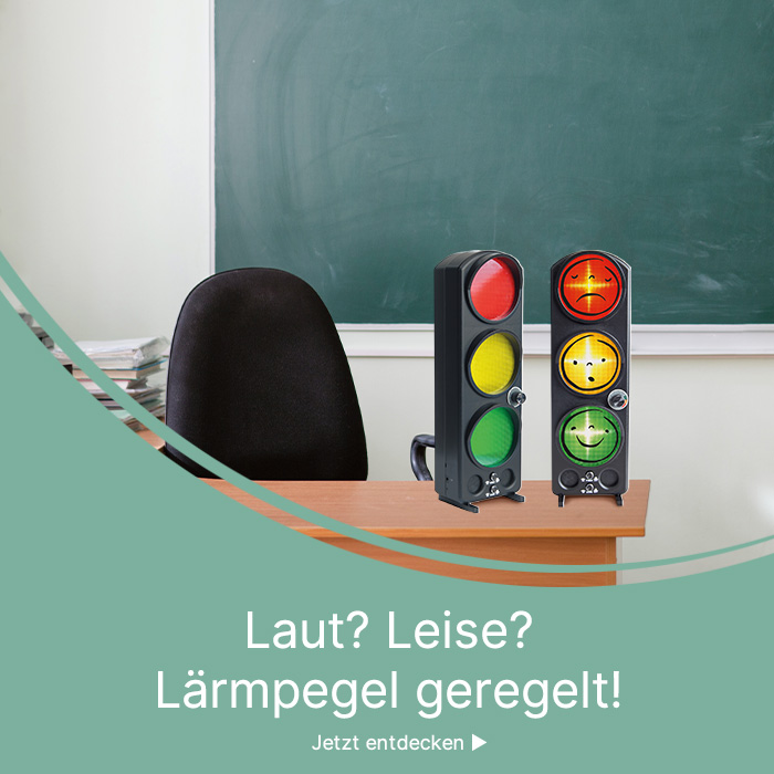 Lärmampel stehen im Klassenzimmer auf dem Lehrertisch