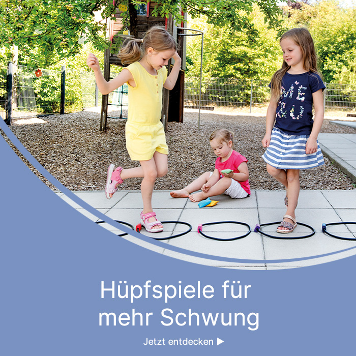 Dre Mädchen spielen draußen ein Hüpfspiel
