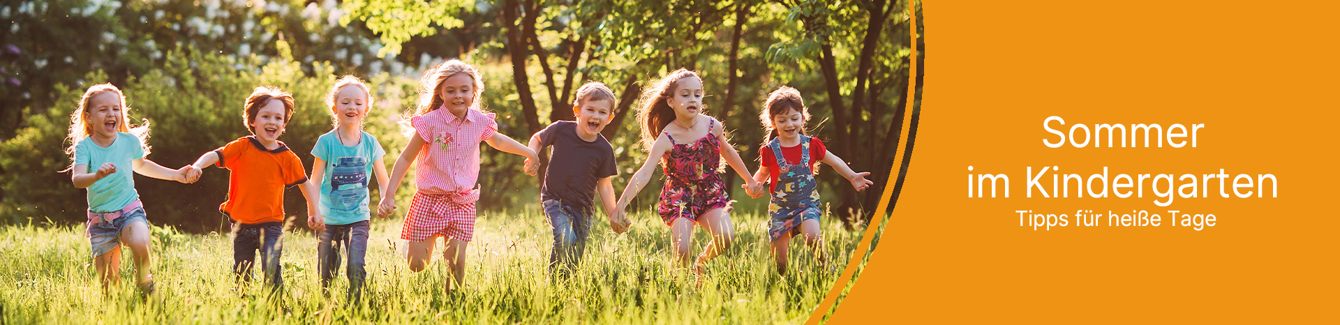 Sommer im Kindergarten Sieben Kinder mit sommerlicher Kleidung rennen freudig über eine Wiese