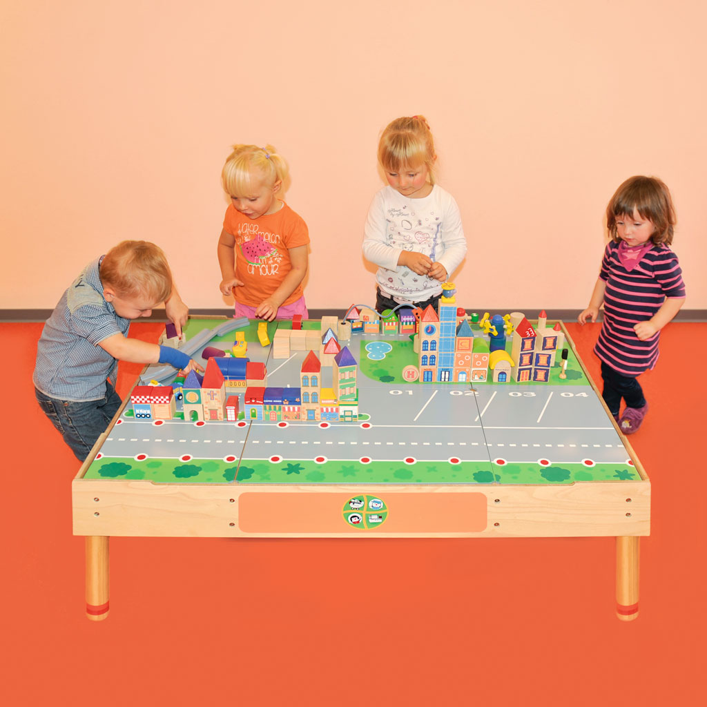 Großer Stadt-Spieltisch inkl. Zubehör                                        