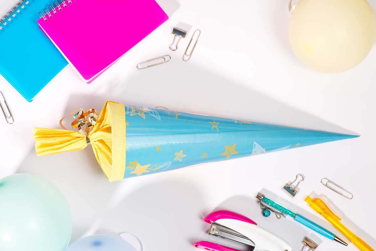 Zuckertüte uns Schreibutensilien auf Tisch