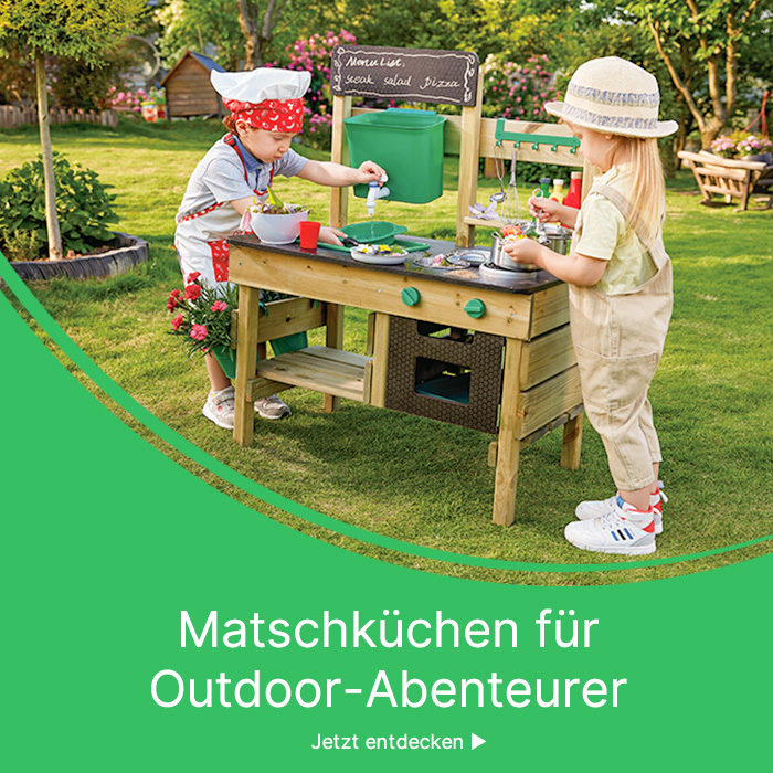 Kinder spielen an einer Matschküche