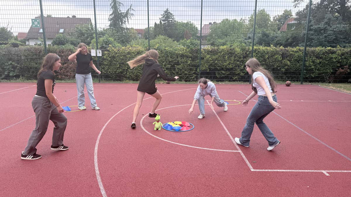 Kinder spielen fange