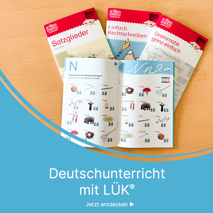 Vier verschiedene LÜK-Heftchen liegen auf einem Tisch