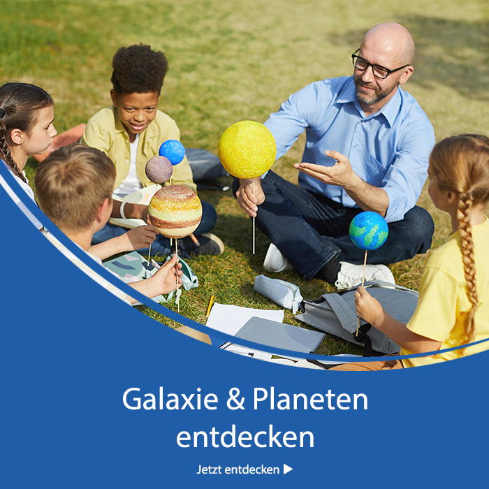 Kinder sitzen im Kreis in der Natur mit Lehrer und lernen unser Sonnensystem kennen