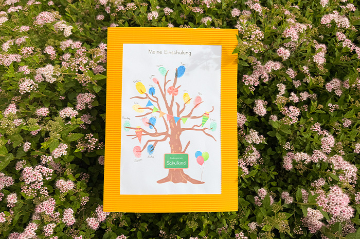 Gästebuch für die Einschulung Fingerabdruckbaum für die Einschulung mit Blumenhintergrund