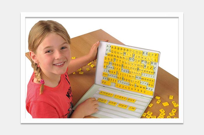 Unterrrichtsmaterialien Grundschule – Selbstständiges Lernen Mädchen mit Magnetbox Lesen