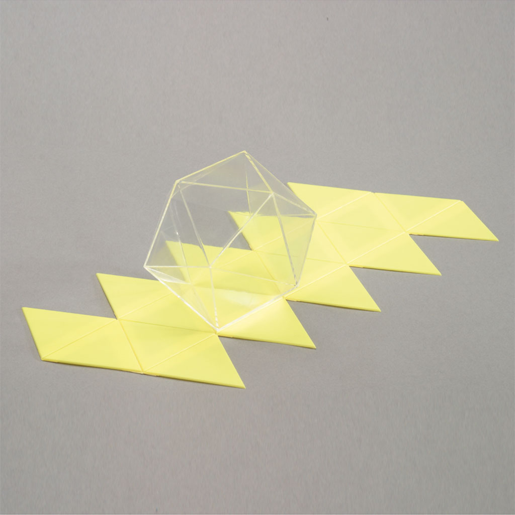 Geometrischer Körper – Ikosaeder mit Oberflächennetz Geometrischer Körper – Ikosaeder mit Oberflächennetz