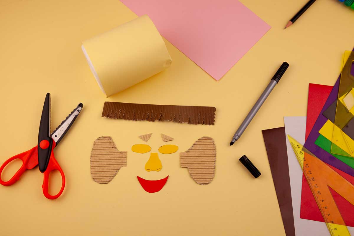 Papier, Schere und Stift auf Tisch