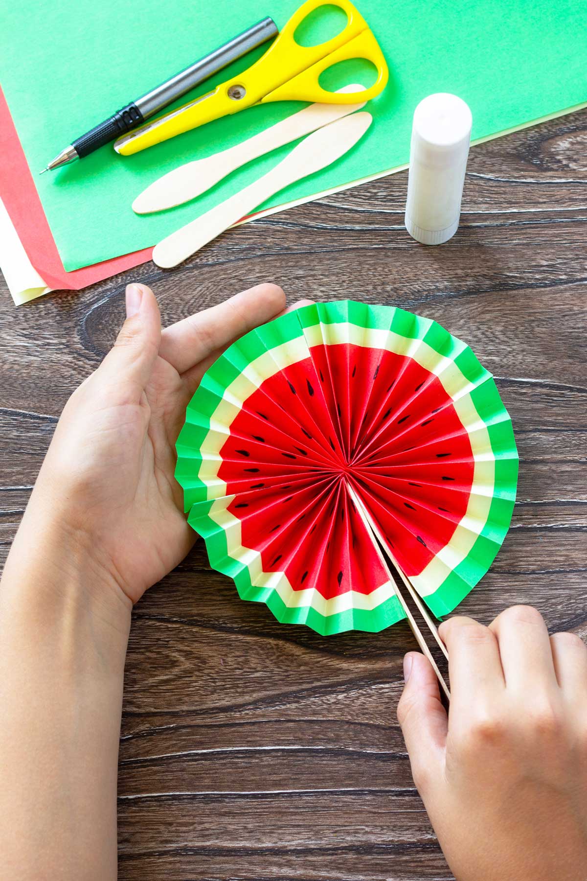 Faecher selbst gebastelt der aussieht wie eine Wassermelone