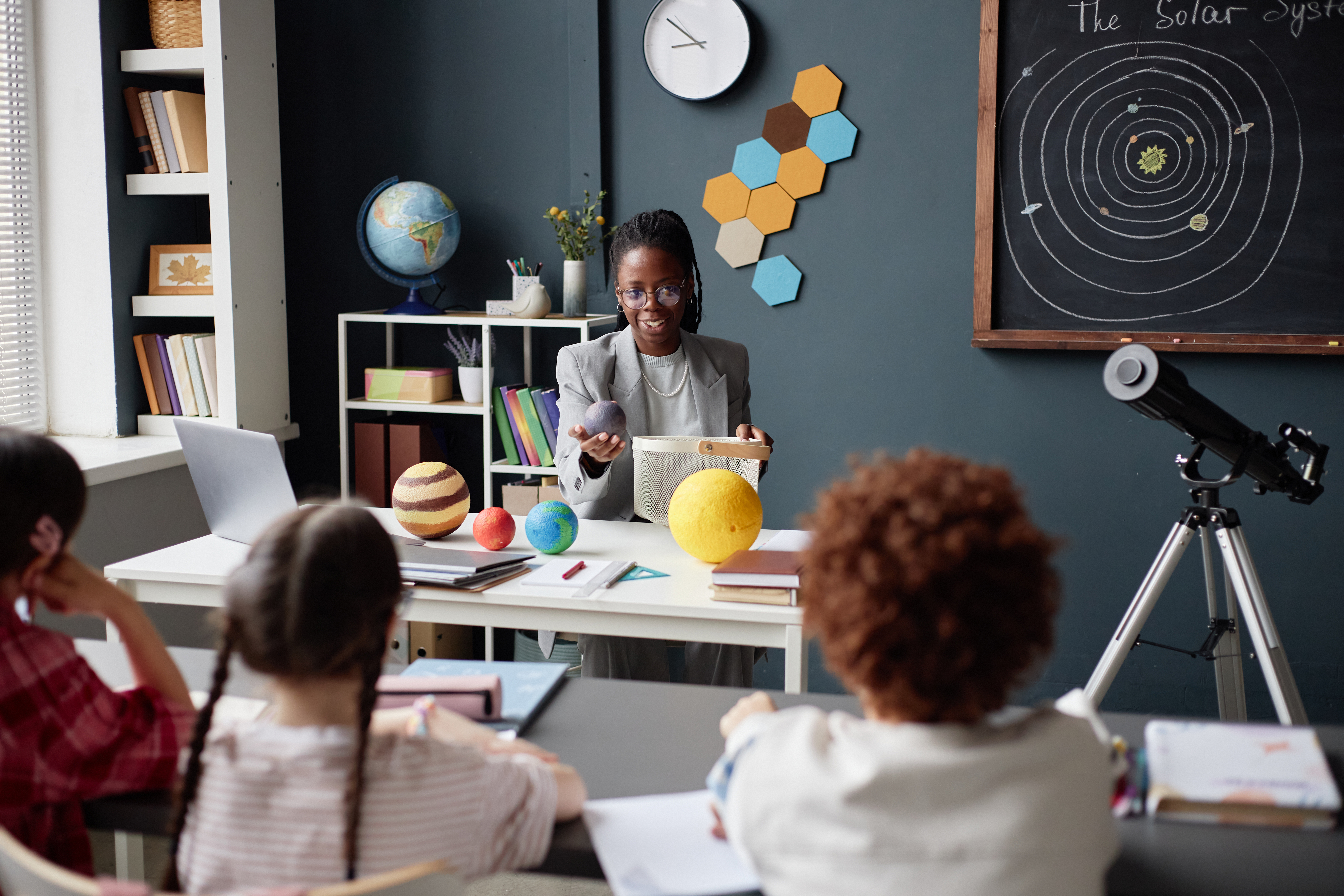 Lehrerin erklärt Planeten