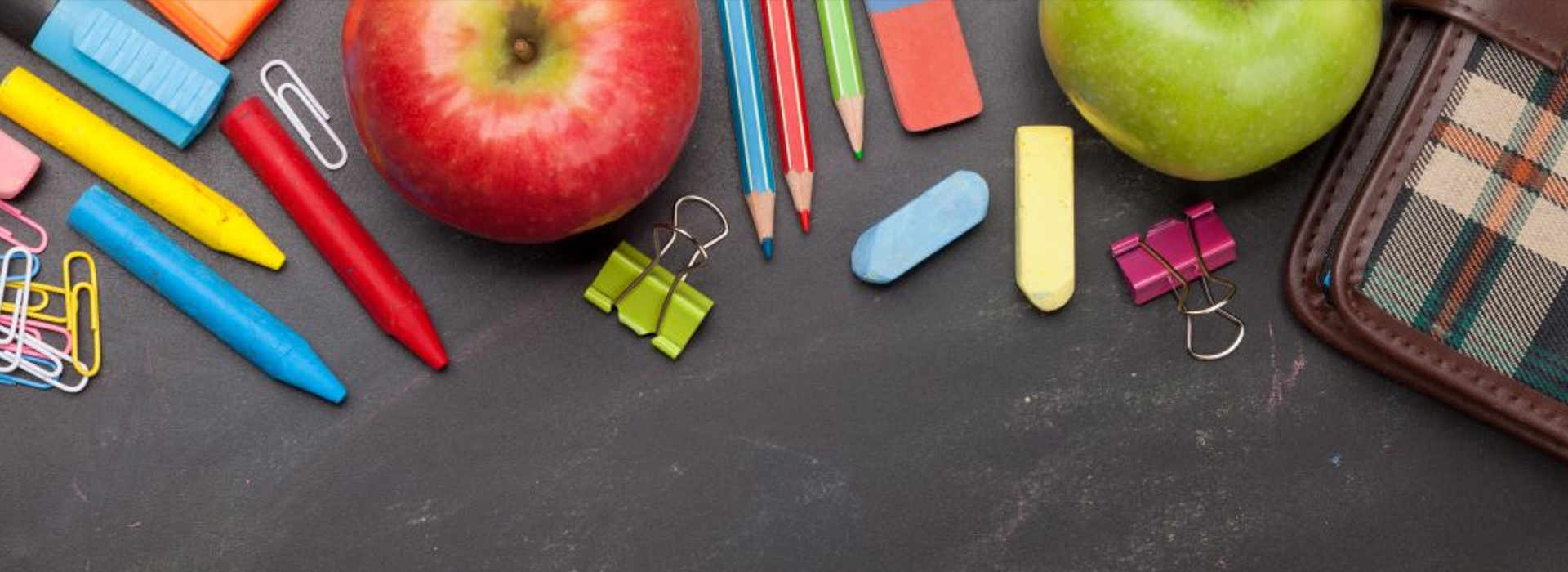 Stifte Apfel Schulmaterial auf Tafel
