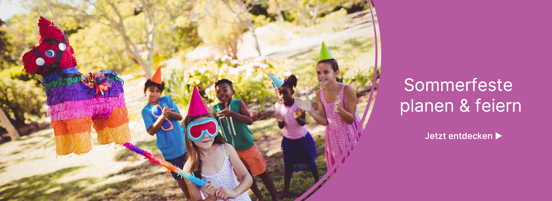Eine Gruppe Kinder versucht eine Pinata zu treffen