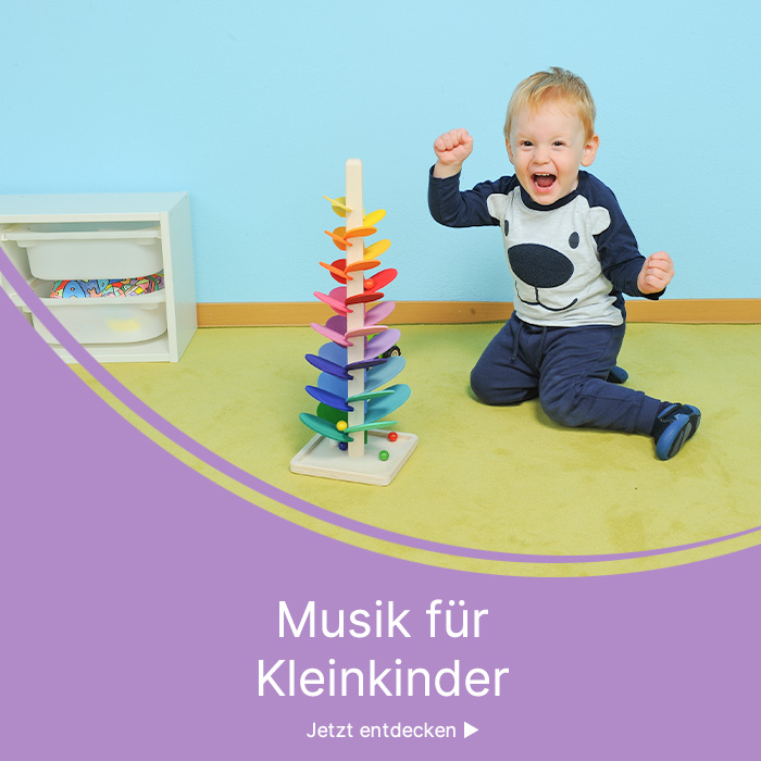 Kleines Kind spielt mit einem Klangbaum