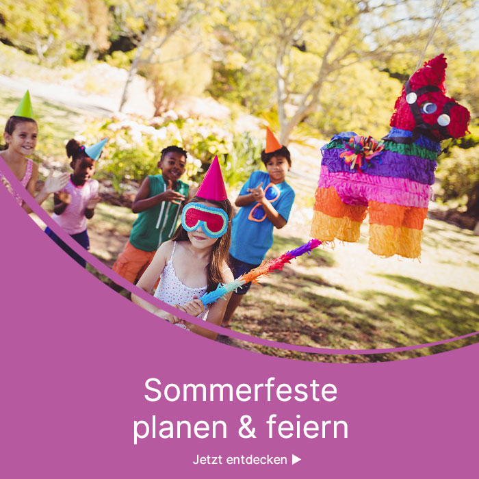 Eine Kindergruppe spielt mit einer Pinata