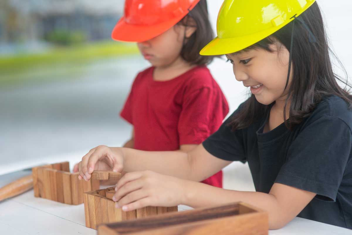 Kinder-bauen-mit-Bausteinen