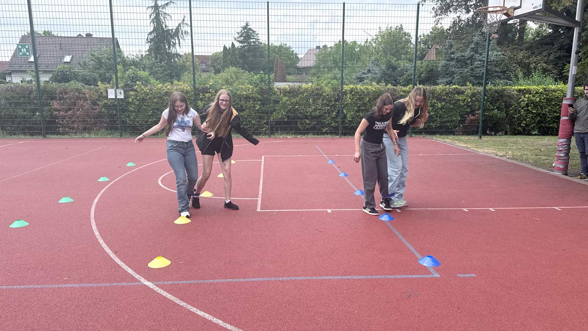 Kinder spielen Dreibeinlauf