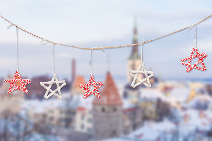 Weihnachtsgirlande Selbstgebastelte Weihnachtsgirlande mit Sternen aus Strohhalmen