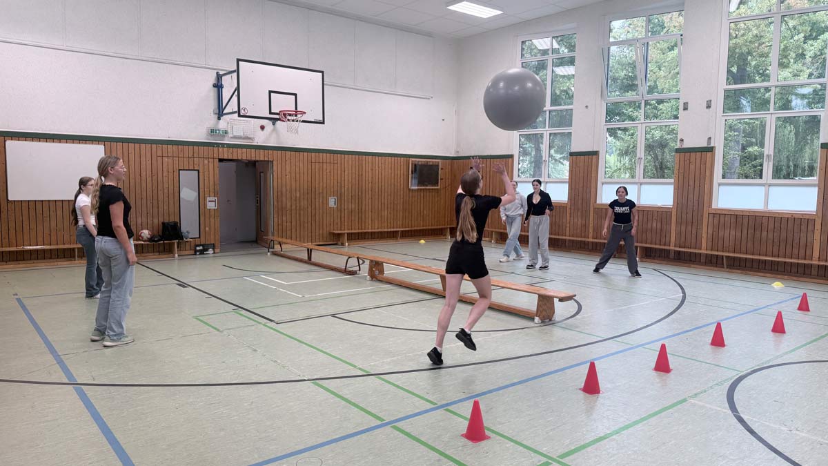 Kinder spielen XXL Volleyball