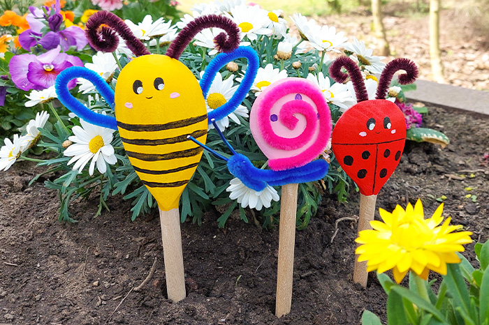 Blumenstecker aus Holzlöffeln basteln Blumenstecker aus Holzlöffeln im Beet Motive Biene, Schnecke und Marienkäfer