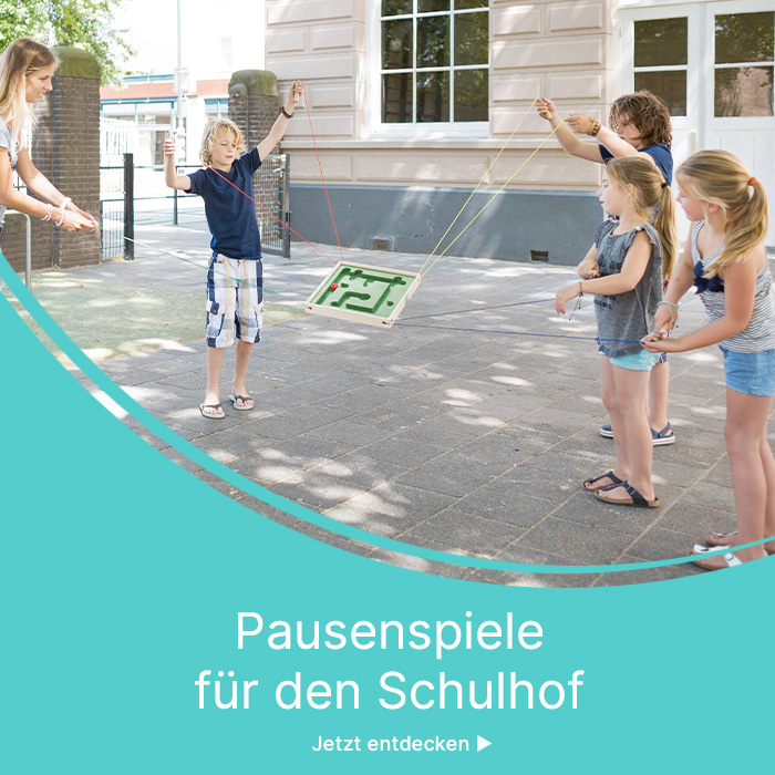 Kinder spielen auf dem Pausenhof