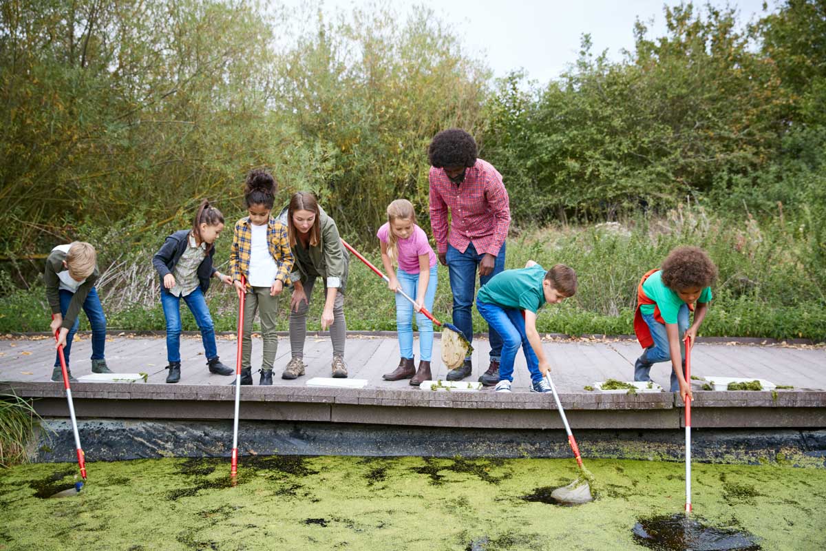 Kinder-mit-Kescher-am-Wasser