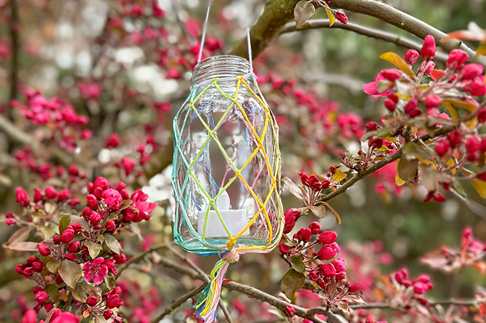 Makramee-Windlichter basteln buntes Makramee-Windlicht