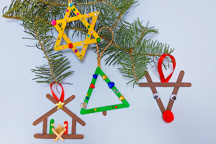 Weihnachtsbaumschmuck aus Eissielen basteln Weihnachtsbaumanhänger aus Bastelhölzern