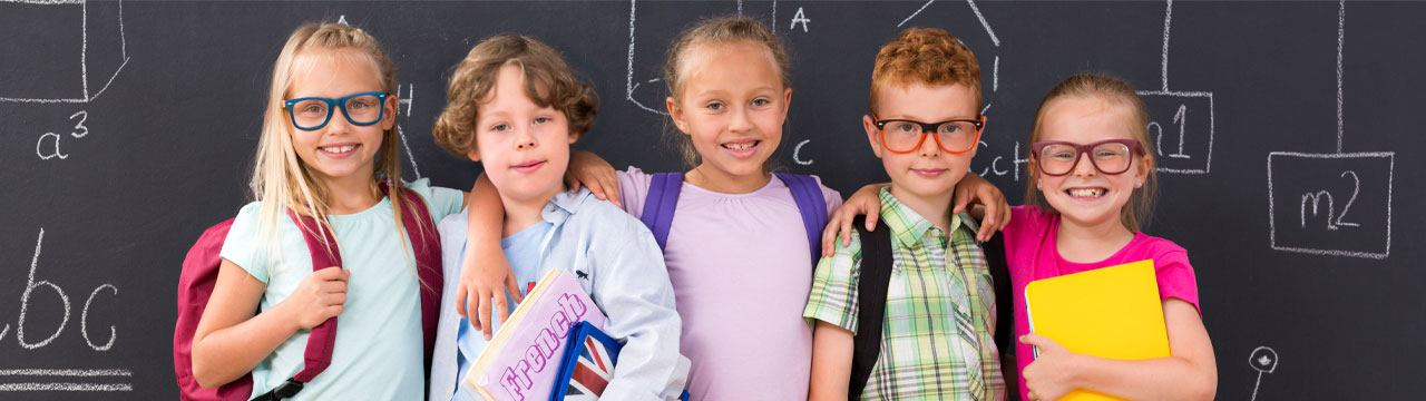 glückliche Grundschulkinder