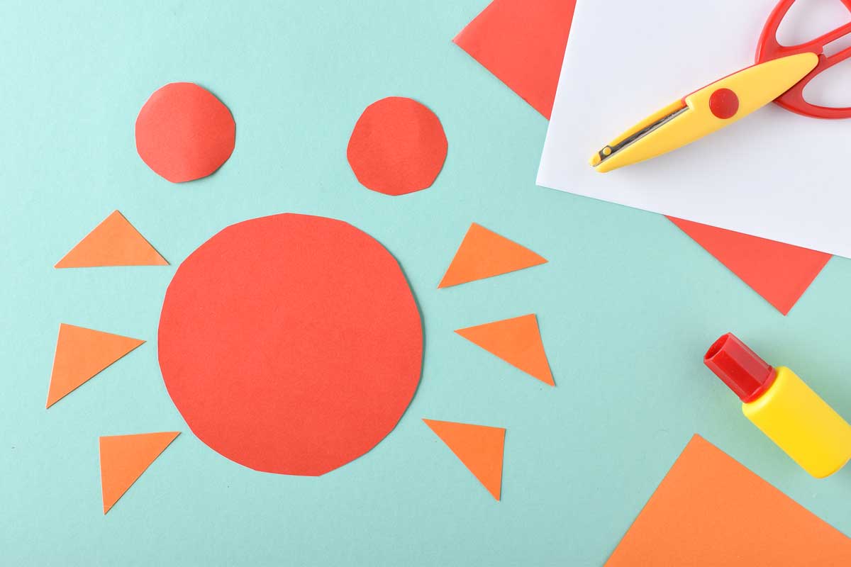 Schere, Klber und Tonpapier auf einem Tisch
