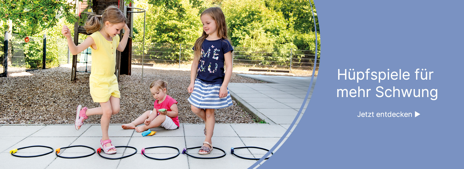 Drei Kinder spielen ein Hüpfspiel