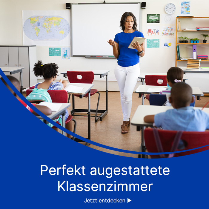 Lehrerin steht im gut ausgestatteten Klassenzimmer vor ihren Schülern