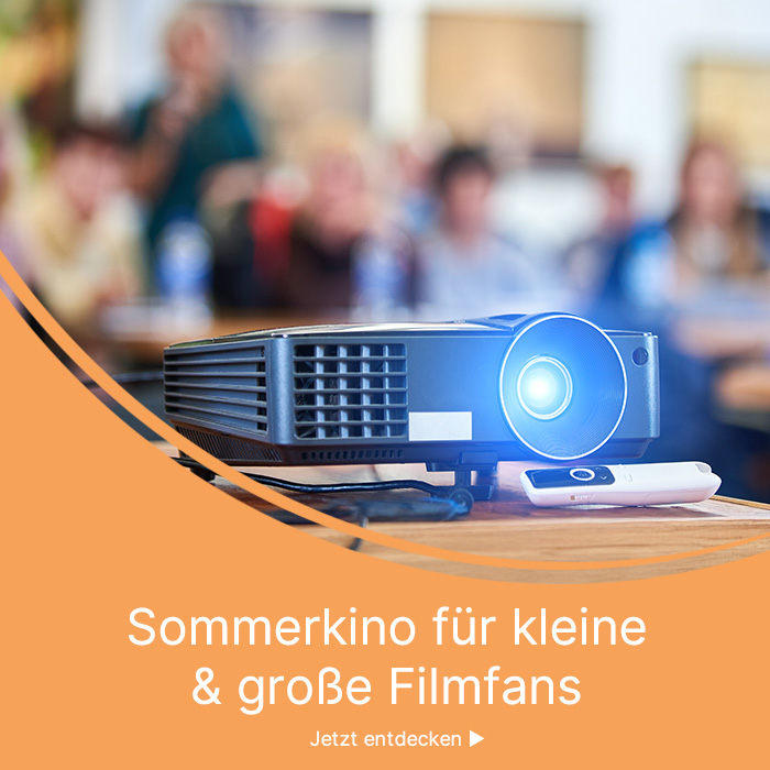 Beamer auf dem Tisch vor der Klasse
