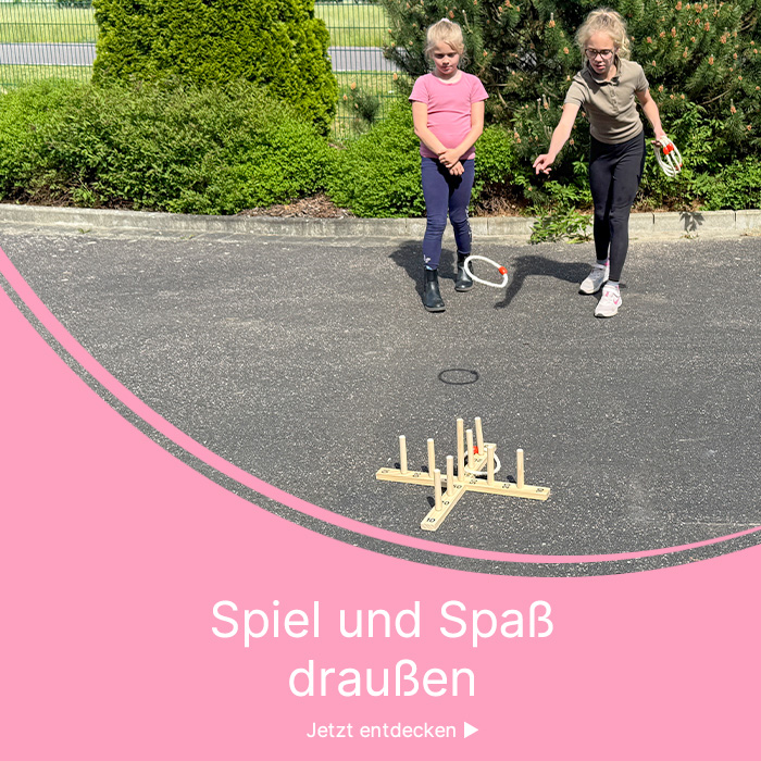 Zwei Kinder spielen Ringe werfen