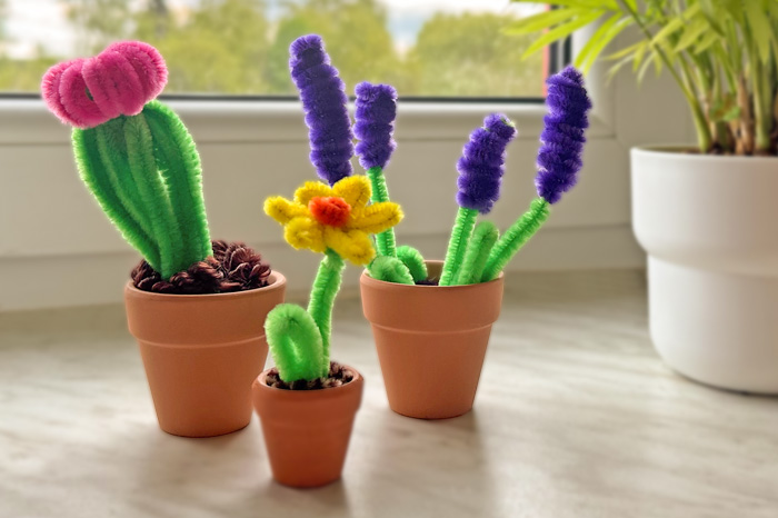 Chenilledraht-Blumen basteln Blumen aus Chenilledraht in kleinen Tontöpfen auf Fensterbank
