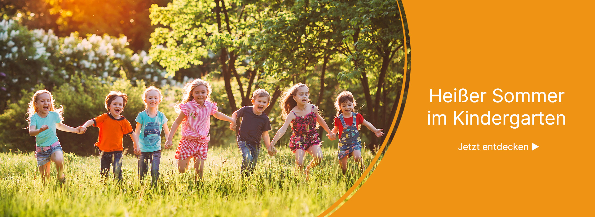 Gruppe von Kindern läuft über eine Wiese