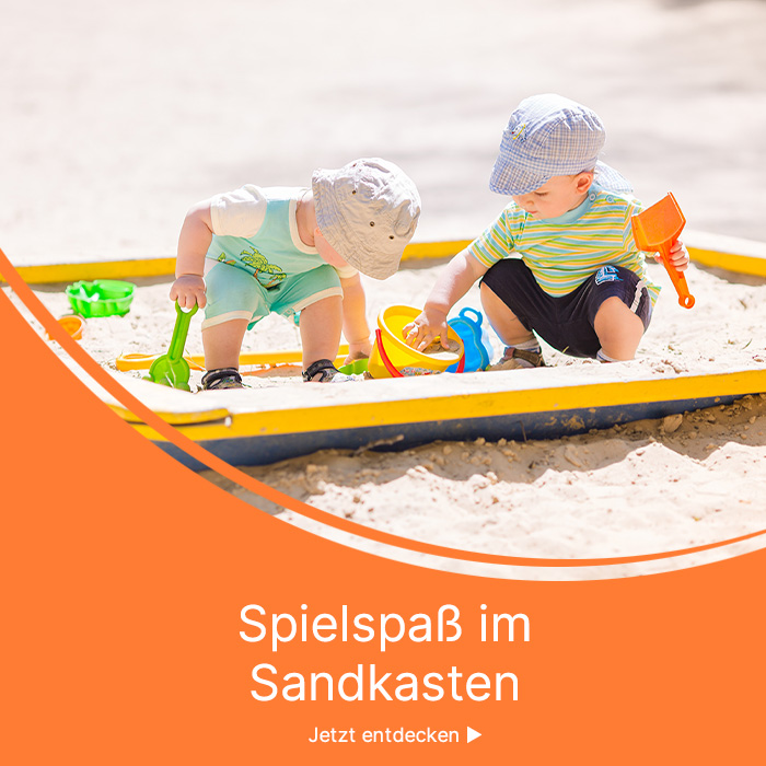 Kleine Kinder spielen im Sandkasten
