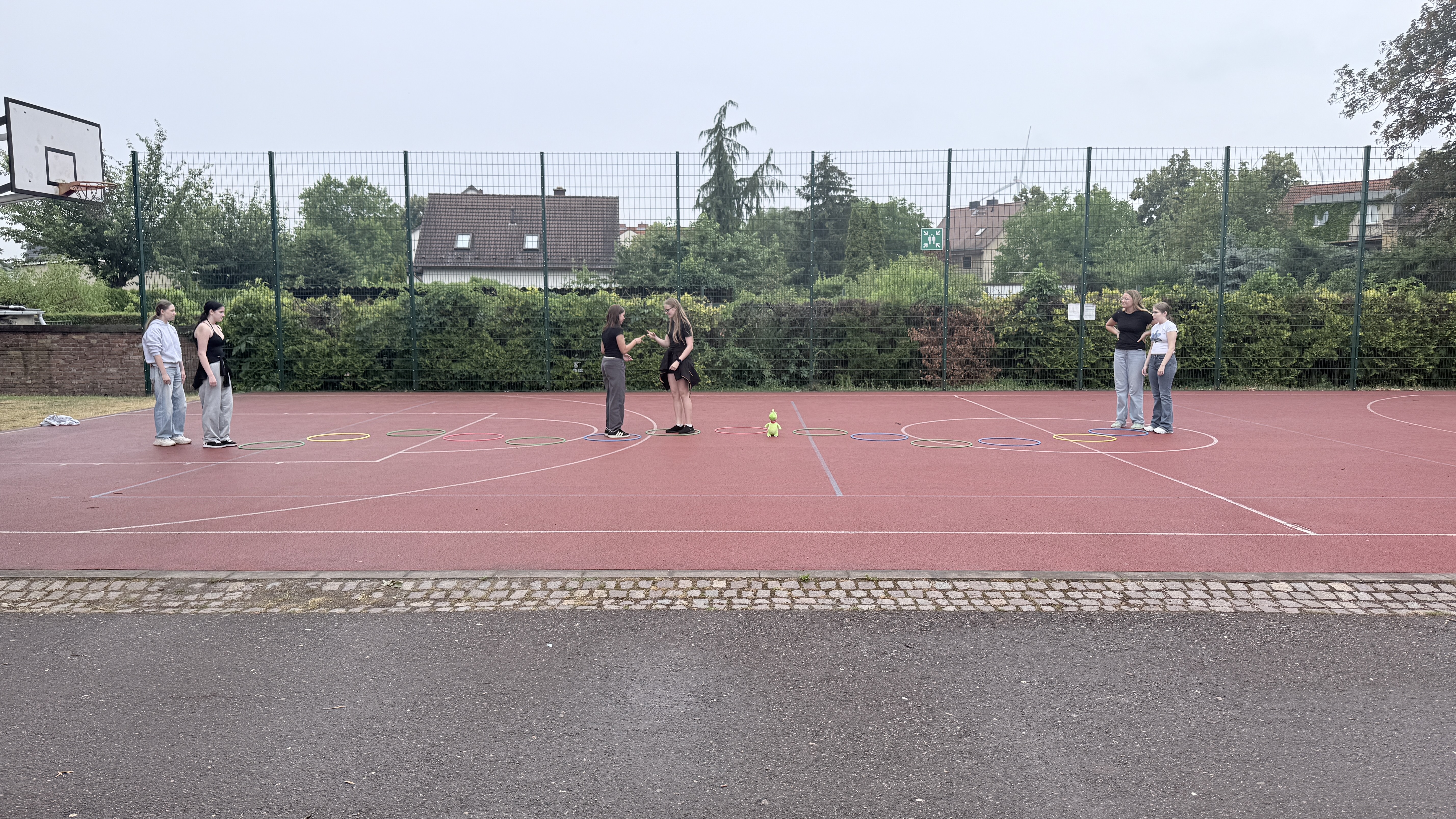 Kinder spielen Reifenschlange