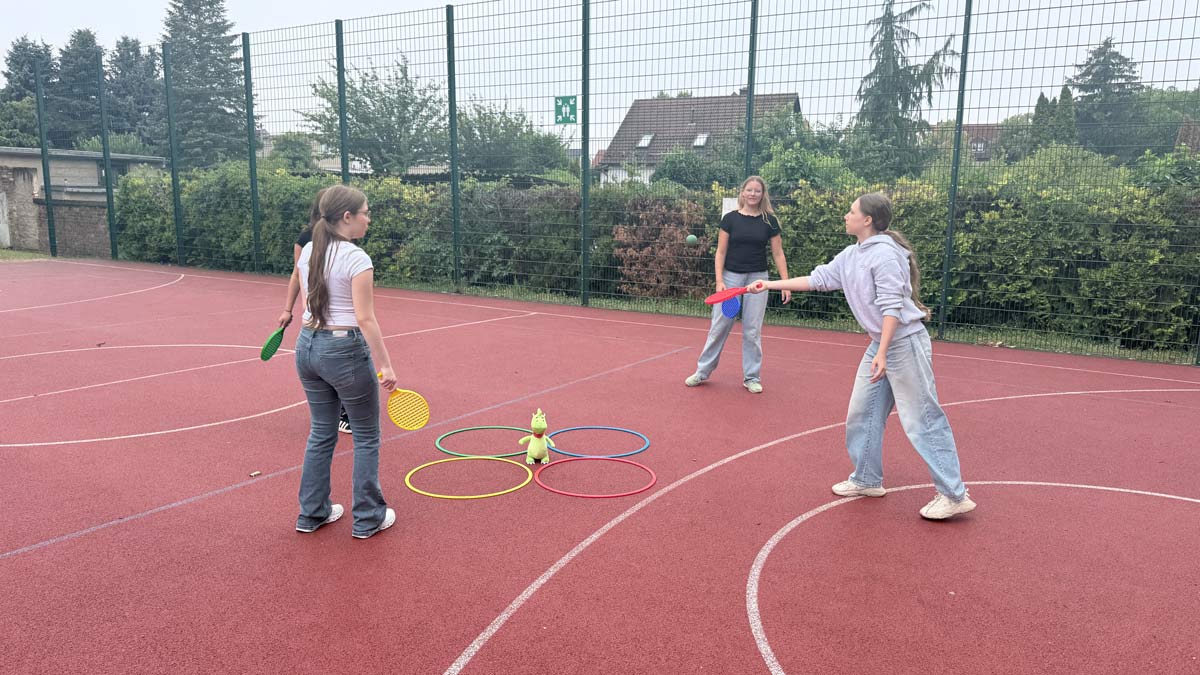 Kinder spielen Pickleball
